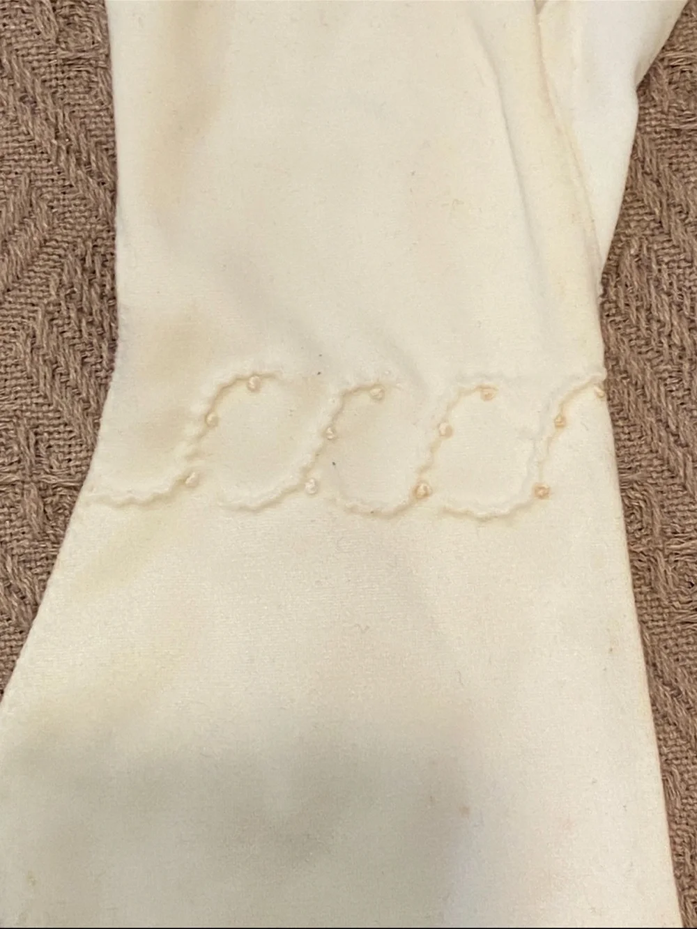 Vintage Women's Cream long Dress Gloves with  unique Embroidery in good cond